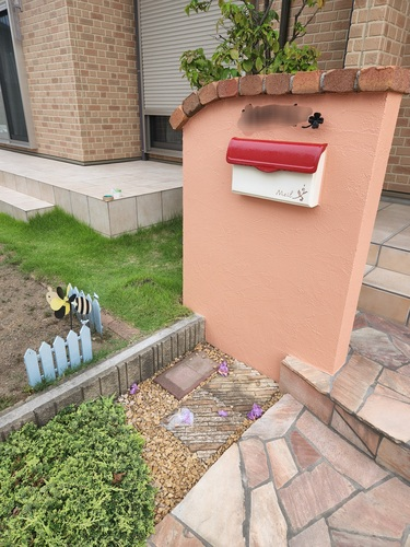 甲斐市の門柱塗装|玄関まわりを明るく整えたO様邸の施工事例