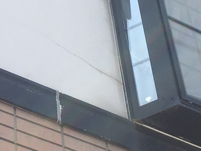 甲斐市 窓まわりの外壁に見られるクラックの例