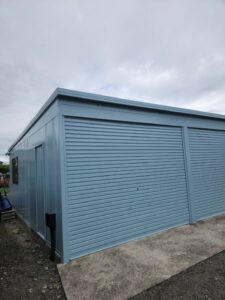 甲斐市K様邸 倉庫の施工後全景。世田谷ベース色が映える明るくおしゃれな外観。
