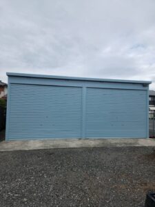 甲斐市K様邸 倉庫の施工後正面。世田谷ベース色の爽やかなブルーグレーで塗装。