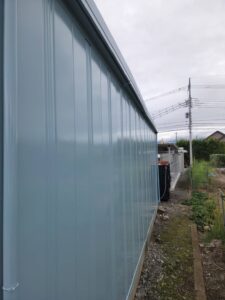 甲斐市K様邸 倉庫の施工後外壁側面。ファインSiによるツヤのある滑らかな塗膜。