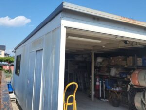 甲斐市K様邸 倉庫シャッター周辺の施工前。塗膜が劣化しサビが目立つ箇所。