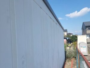 甲斐市K様邸 倉庫の側面施工前の様子。外壁に汚れとチョーキング現象が発生。