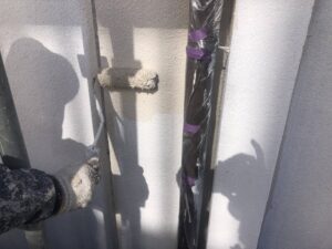 外壁中塗り工程 ローラー塗装 山梨県甲斐市 外壁塗装 ペイントホームズ甲斐店